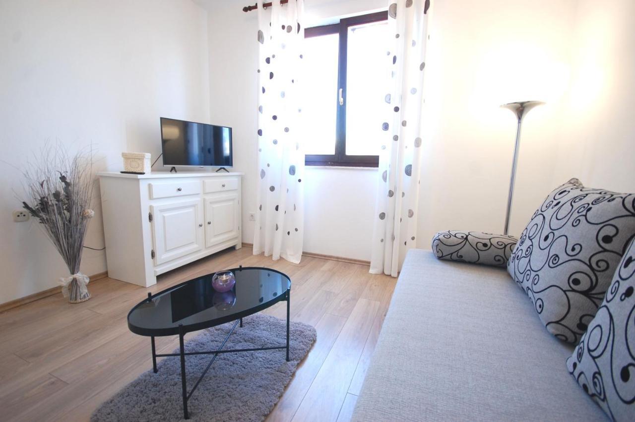Apartment Margareta Njivice Bagian luar foto